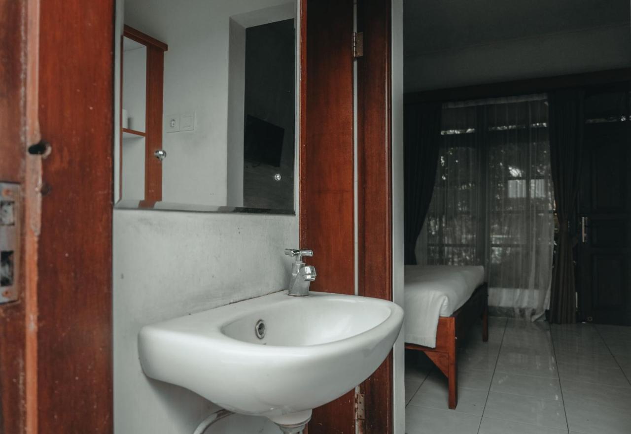 Sekar Arum Riverside Resort In Canggu Tanah Lot  Exterior photo